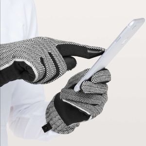 Lululemon Cross Chill Gloves